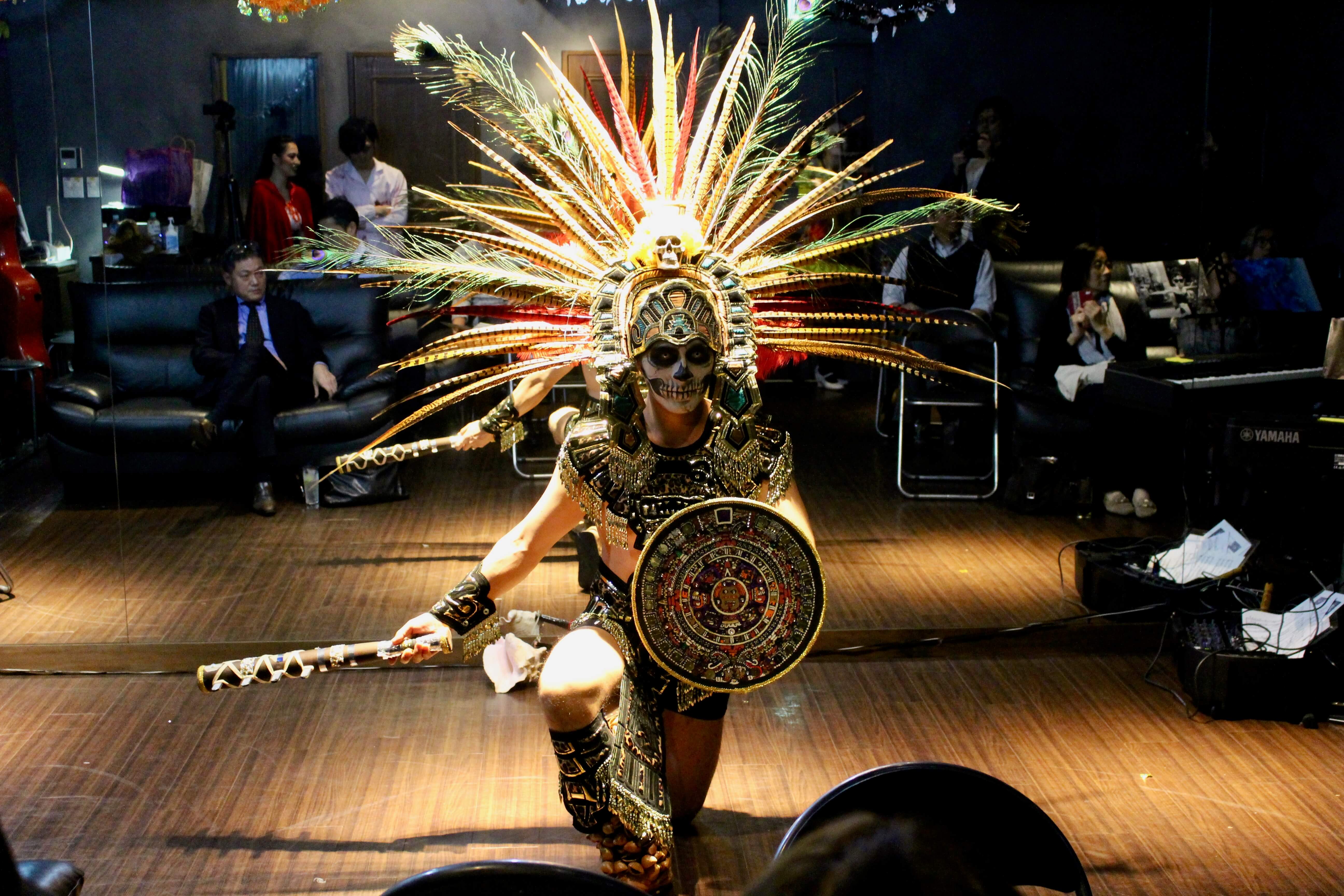 古代アステカ文明の踊りを披露するオマールさん