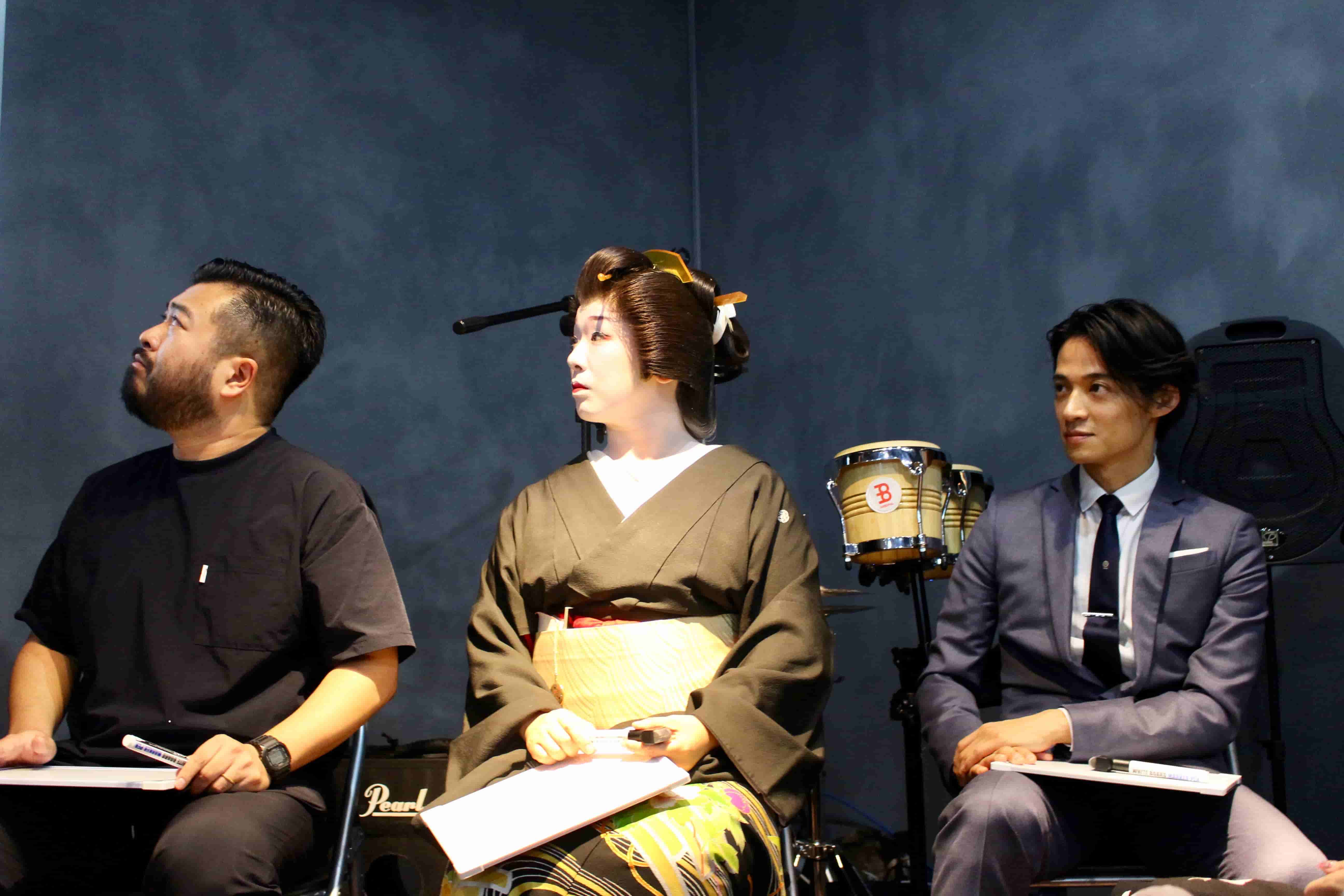 （左から）審査員として参加した東京カレンダー編集長の日紫喜さん、赤坂の芸者・さつきさん、初代バチェラージャパン久保裕丈さん
