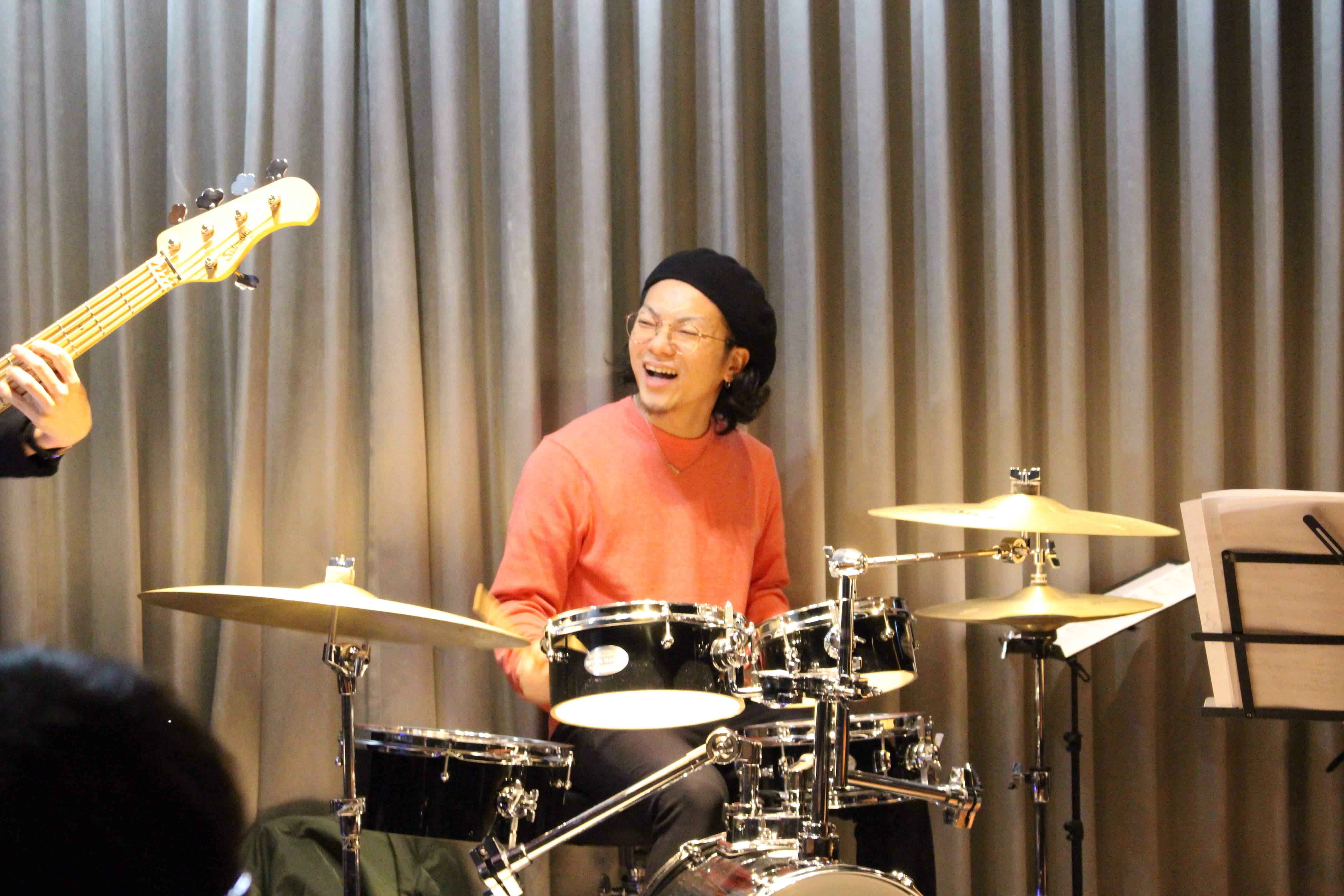 終始「このメンバーと演奏できることが本当に楽しい！」と言わんばかりの笑顔を見せる乙藤さん