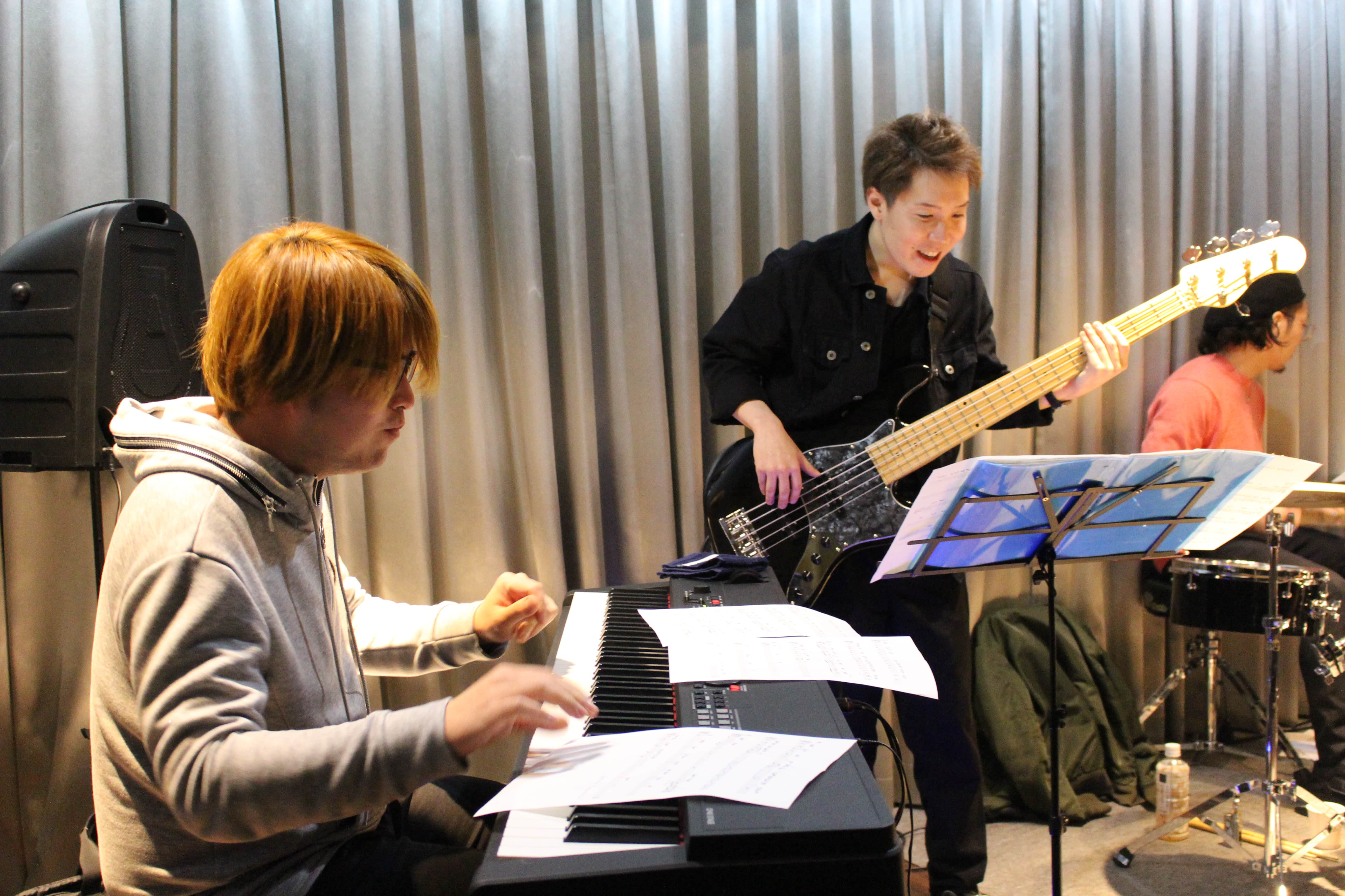 （左から）ピアニストの菅野さんと、この日セッションが初めてとは思えないほど息がぴったりなベーシストの今村さん）参加したSさん（