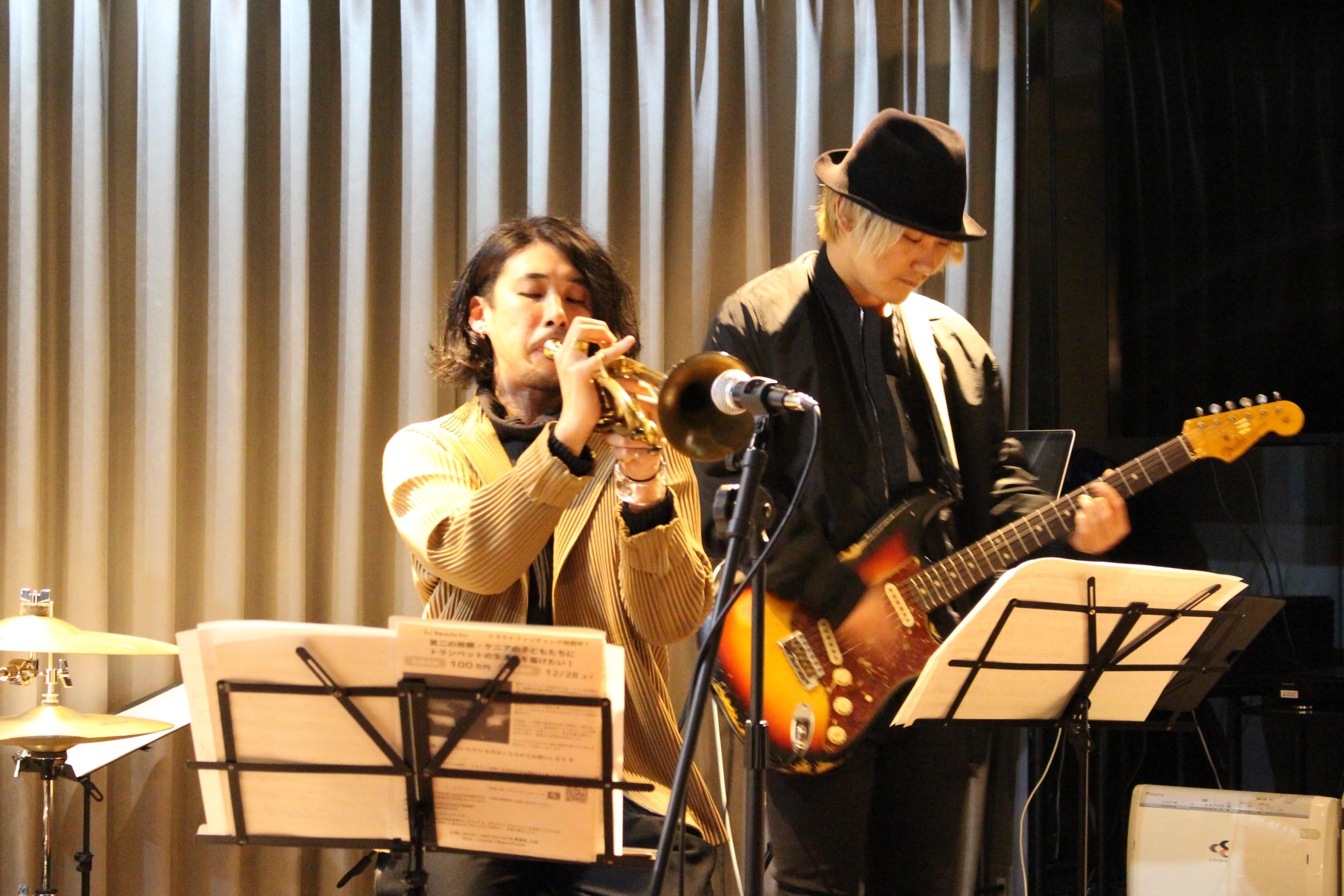 （左から）「Just one world」では歌声も披露したトランペッターの田尻さん（左）とギタリストの河野さん（右）
